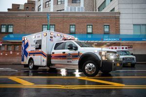 Une ambulance devant un hôpital de Brooklyn, à New York, mardi.