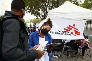 L'ONG Médecins sans frontières organise la vaccination des migrants au nord de Paris. 
