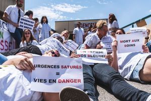 Le 18 juin, dans les Alpes Maritimes, les personnels grévistes des services d'urgences (hôpital Clavary de Grasse).