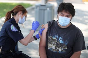 Un jeune homme de 31 ans se fait vacciner à Los Angeles, aux Etats-Unis.
