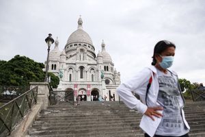 Une femme masquée dans le quartier du Sacré-Coeur à Paris