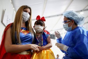 Une mère et sa fille, déguisées en Wonder Woman et Blanche Neige, lors d'une campagne de vaccination en Colombie. 