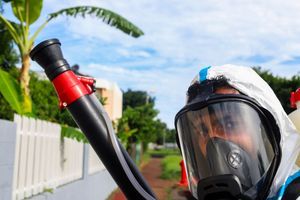 Un pompier en tenue pulvérise du produit anti-moustiques pour ralentir l'épidémie de dengue.