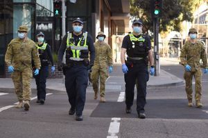 Policiers et soldats, à Melbourne dans le quartier Docklands dimanche. 