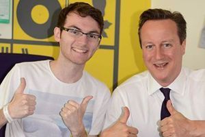 Le Premier ministre David Cameron a rendu visite, vendredi, à Stephen Sutton, jeune Britannique atteint d'un cancer incurable, dont la personnalité hors du commun force l'admiration de ses concitoyens.