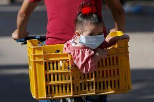 Une petite fille portant un masque, en Palestine. 