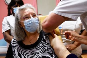 Mauricette M. 78 ans, patiente de l’Unité de soins de longue durée de l’hôpital René-Muret de Sevran, en Seine-Saint-Denis, première vaccinée contre la covid-19 en France.