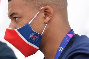 Kylian Mbappé portait un masque aux couleurs du PSG.