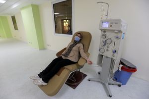 Une patiente guérie du coronavirus donne son plasma au Caire, en Egypte. 