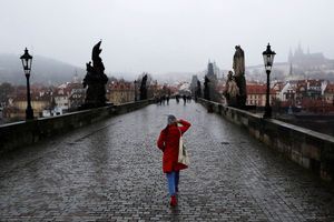 Le célèbre Pont Charles de Prague est déserté par les touristes.