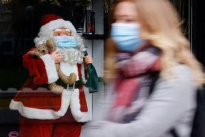 Père Noël masqué à Lille, le 30 novembre 2020. 