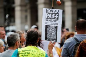 Un rassemblement contre le pass sanitaire, jeudi, à Paris.
