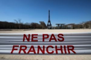 Le Champ-de-Mars à Paris le 25 mars, interdit d'accès durant le confinement.