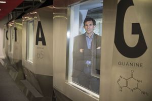 Le PDG de Cellectis, André Choulika, photographié dans les bureaux de sa société, à Paris. Sur les parois, les quatre nucléotides qui forment l’enchaînement des deux brins de l’ADN.