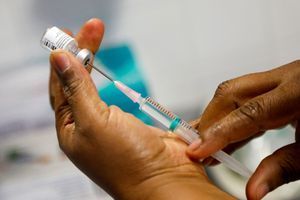 Séance de vaccination dans un Ehpad de Bobigny (Seine-Saint-Denis), mercredi.