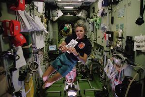 En apesanteur dans l'ISS pendant la mission Andromède. En 2001, à 44 ans, elle a cinq ans d'expérience de spationaute.