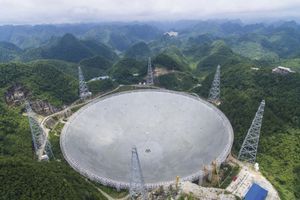 En Chine, le plus grand radiotélescope au monde : 500 mètres de diamètre, 40 mn pour en faire le tour à pied!