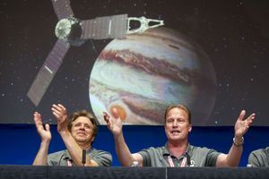Scott Bolton et Rick Nybakken en joie après la mise en orbite de Juno autour de Jupiter