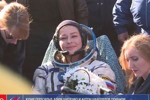 L'équipe russe ayant tourné le premier film en orbite de retour sur Terre