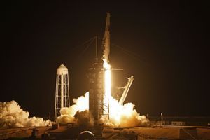 Les premiers touristes spatiaux de SpaceX se sont envolés