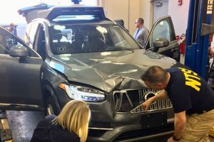 Le véhicule impliqué dans l'accident de Tempe, examiné par les enquêteurs du National transportation safety board, organisme public chargé d'élucider les circonstances du drame.
