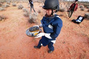 La capsule contenant les échantillons a pénétré dans l'atmosphère terrestre peu avant 02H30 du matin dimanche heure du Japon (17H30 GMT samedi). Elle a été récupérée grâce à des balises dans le désert de Woomera (sud de l'Australie).
