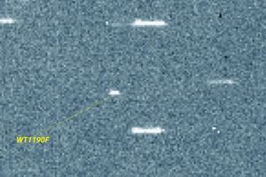La flèche jaune indique l'objet artificiel inconnu WT1190F