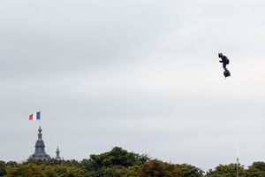 L'époustouflant show de Franky Zapata, "homme volant" au-dessus des Champs-Elysées