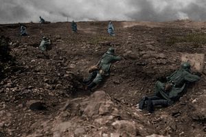 Sur la plaine champenoise, à l’affût dans leurs « trous d’homme », les fantassins allemands, en uniforme kaki, déciment les soldats français, en bleu horizon.