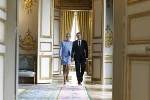 Emmanuel et Brigitte Macron, le 14 mai à l'Elysée. Leur couple va fasciner.