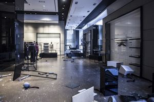 80 magasins saccagés sur les Champs-Elysées, les commerçants grognent