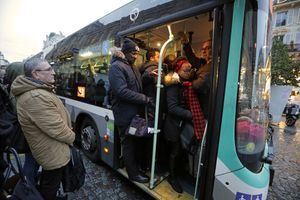 Un bus RATP bondé à Paris, mercredi.