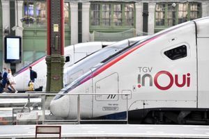 Deux trains en gare de Lyon, à Paris. 