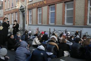 Des élèves rassemblés devant le lycée Fénelon après le suicide d'un camarade, vendredi 18 décembre. 