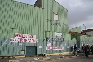 Slogan déposé devant l'usine de la SNEM à Montreuil.