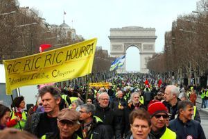 A Paris, les "gilets jaunes" présents pour l'Acte XVII