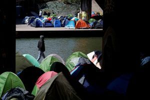 Un campement de migrants installé sur le bord du canal Saint-Denis à Paris, le 6 avril dernier.