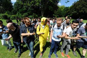 A Lille, des joueurs chassent les Pokémon.