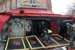 Acte 18 des "Gilets jaunes" : le Fouquet's et des magasins pillés sur les Champs-Elysées