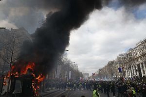 Un kiosque enflammé sur les Champs-Elysées.