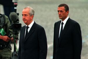Le Premier ministre Édouard Balladur et son ministre de la Défense François Léotard en 1994.
