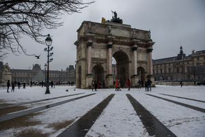 Devant le Louvre, à Paris, lundi. L'Île-de-France est concernée par l'alerte grand froid.