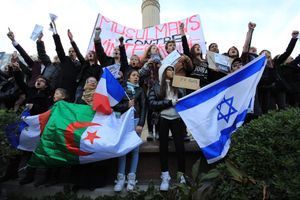 A Marseille, les drapeaux algériens et israéliens côtoyaient le drapeau tricolore. 