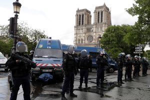 Des policiers devant Notre-Dame de Paris, mardi, après l'attaque. 