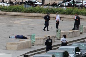 L'assaillant au sol sur le parvis de Notre-Dame de Paris mardi après l'attaque. 