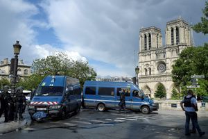 Des policiers postés devant Notre-Dame, mardi 6 juin.