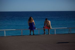 Des habitants de Nice face à la mer, au lendemain de l'attentat qui a fait 84 victimes