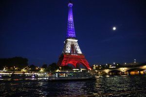La Tour Eiffel en Bleu Blanc Rouge en hommage aux victimes