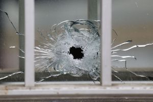 Un impact de balle près des lieux de l'attentat, mercredi.