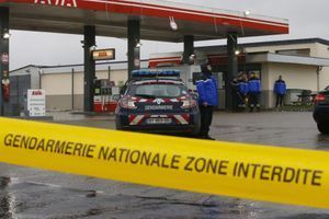 Les gendarmes sur les lieux du braquage d'une station service près de Villers-Cotterêts, jeudi.